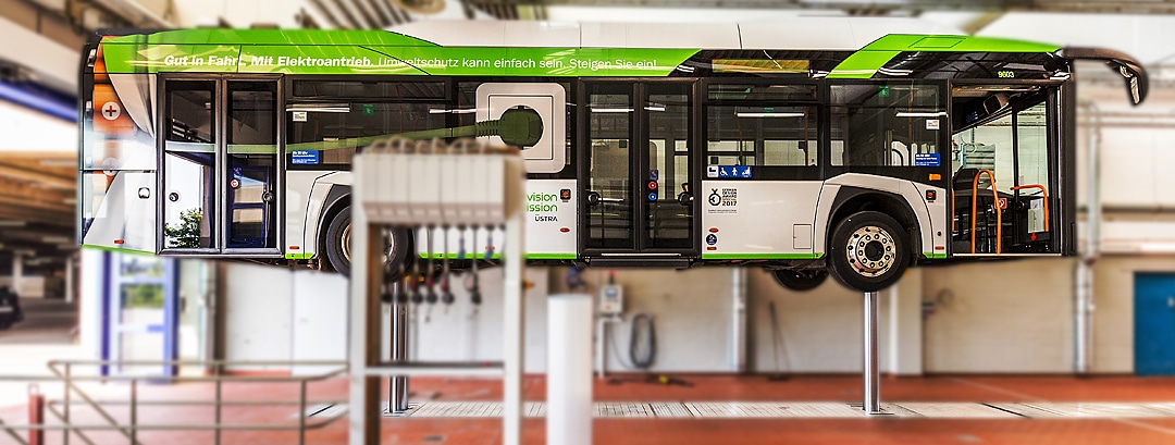 Bus auf JAB Hebebühne